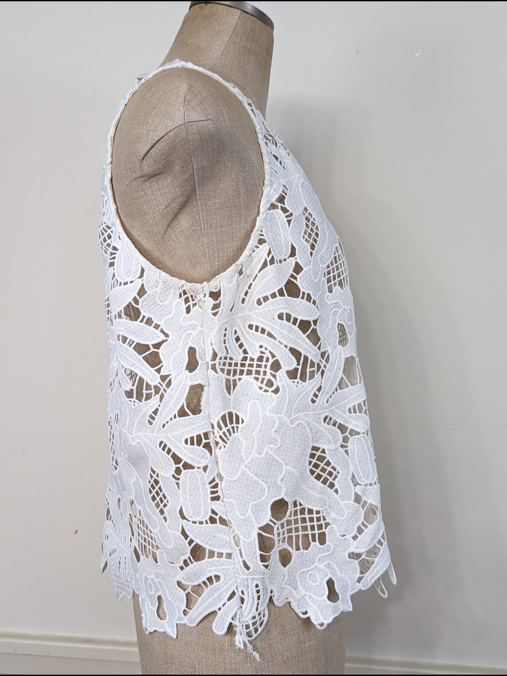 White Lace Shell Tank Top - Picture 4 of 9